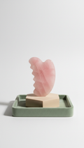 peigne gua sha en quartz rose galbé